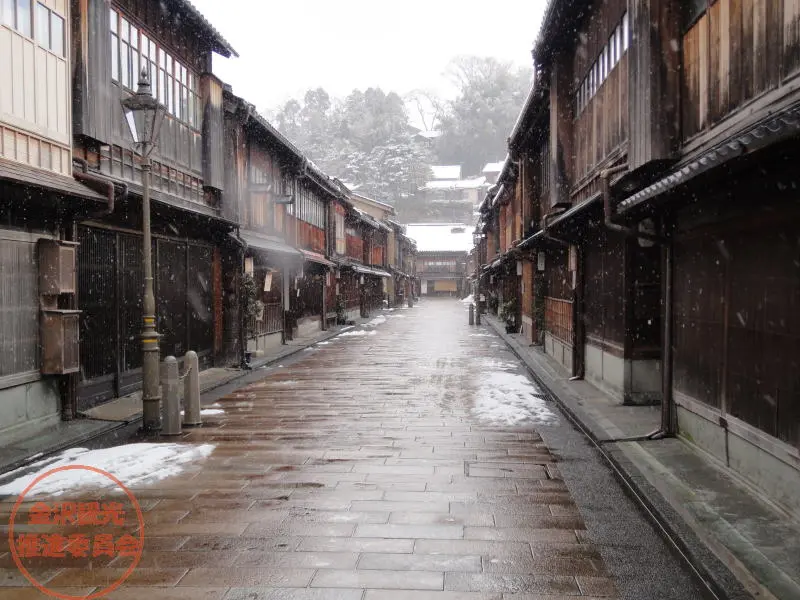 ひがし茶屋街と雪